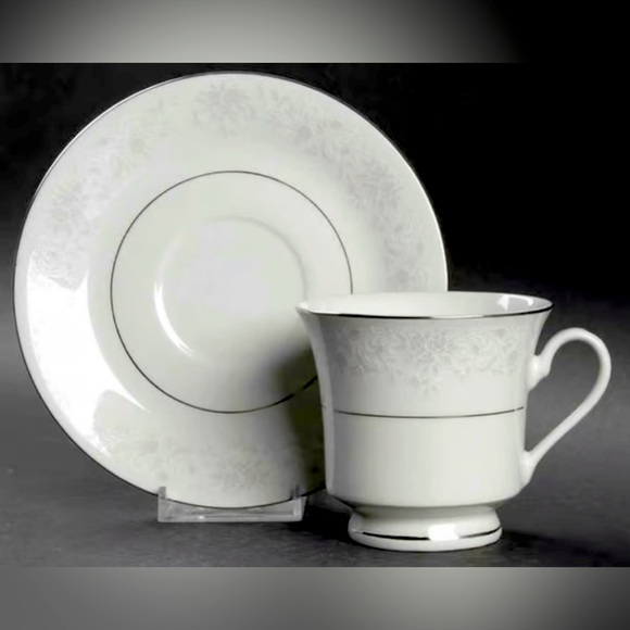 LYNNS Fine China Annie Collection Saucer (4) & Footed Cups (2) - Picture 1 of 12